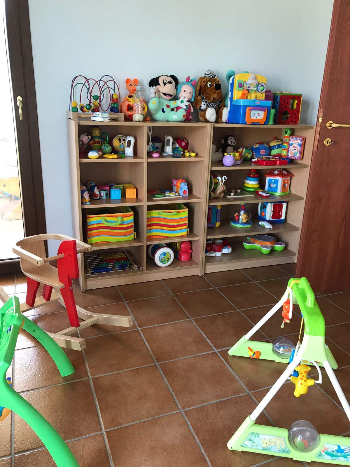 Zona gioco con giochi di legno e cesti