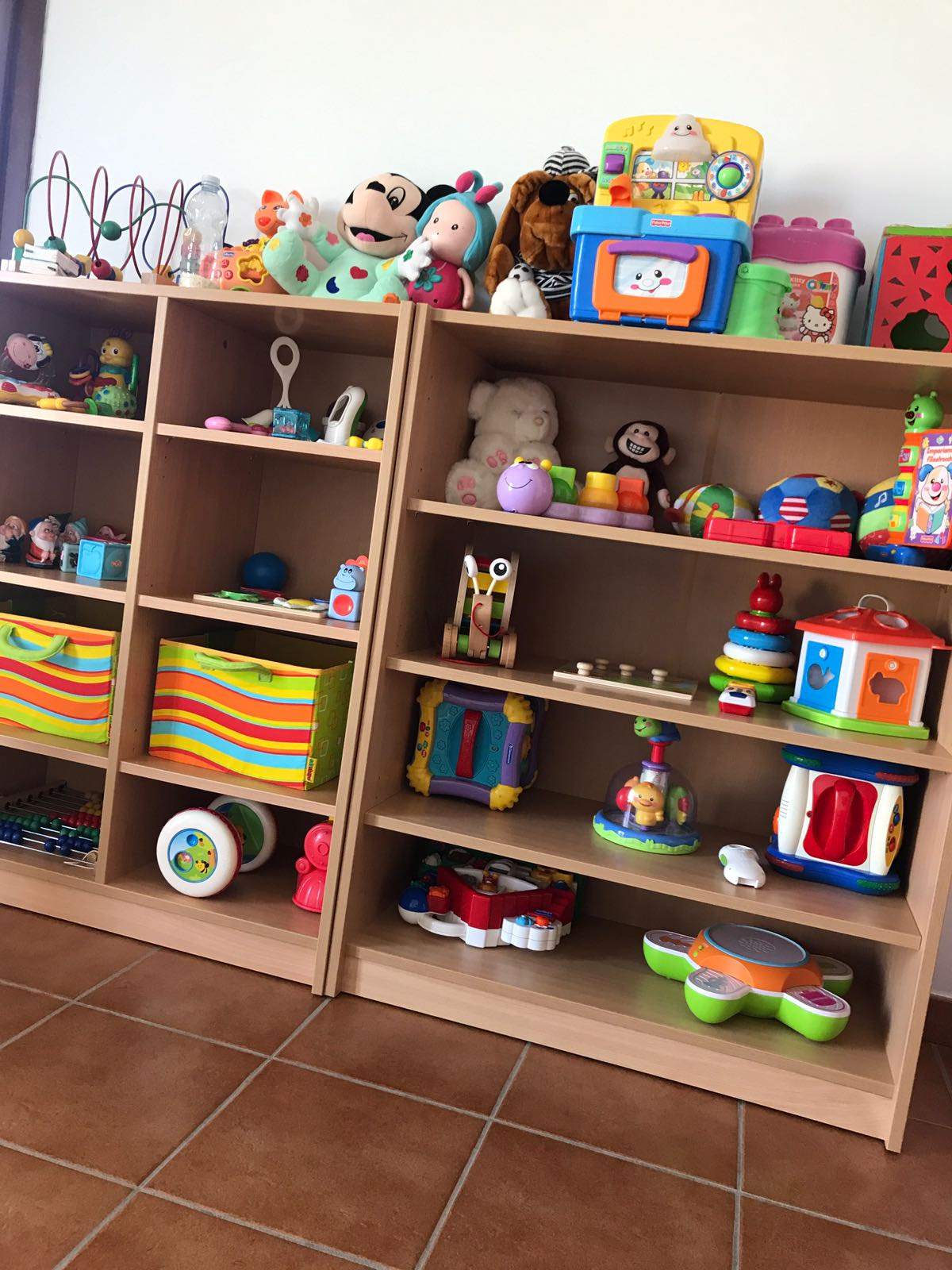 Libreria bassa con giochi e libri a portata di mano