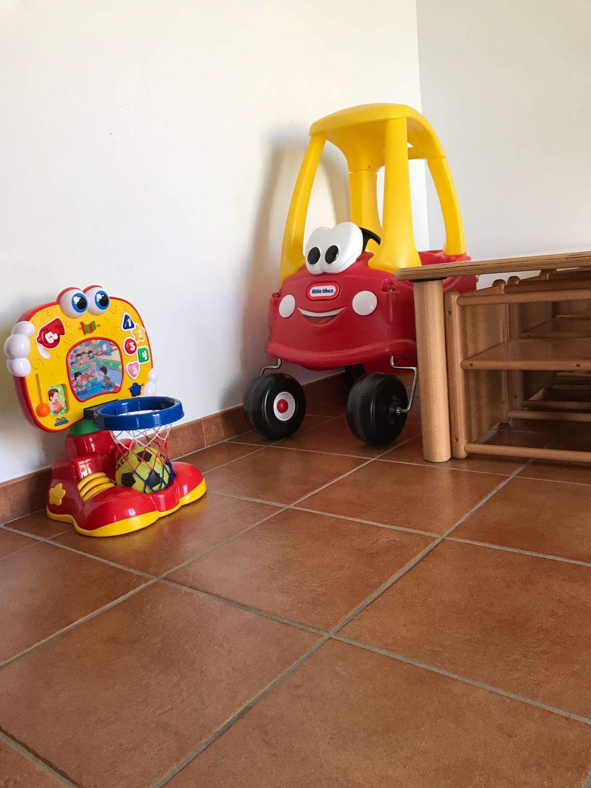 Giochi cavalcabili nella sala attività
