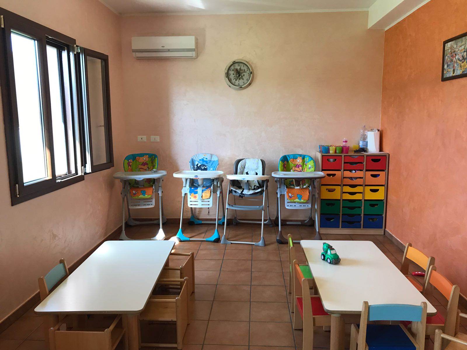 Sala pranzo con tavolini e sedie a misura di bambino