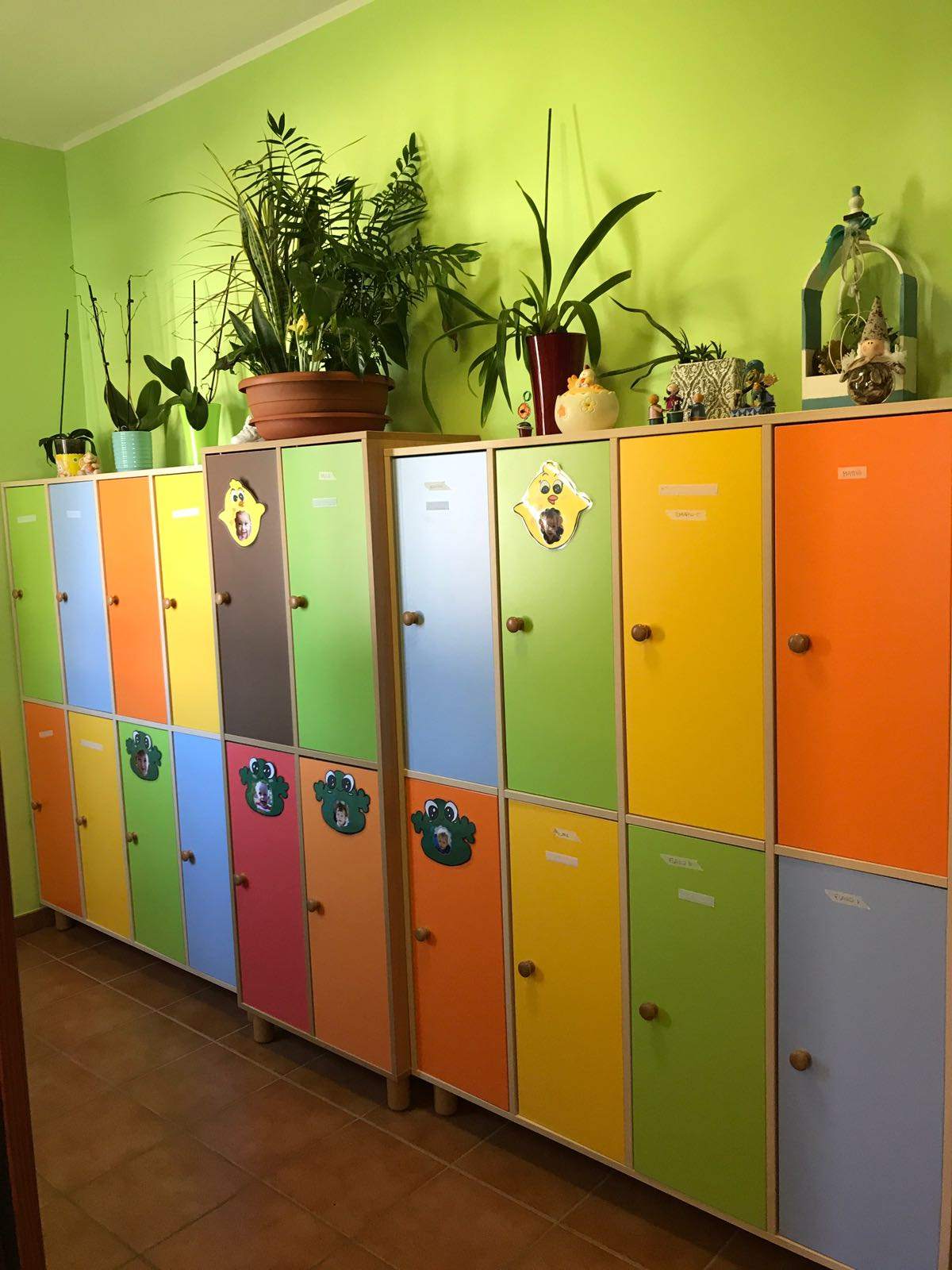 Armadietti personali colorati nel corridoio