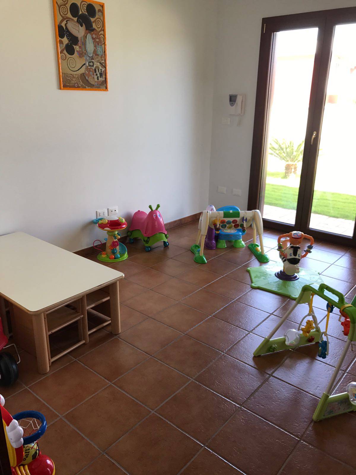 Sala luminosa con grande finestra sul giardino