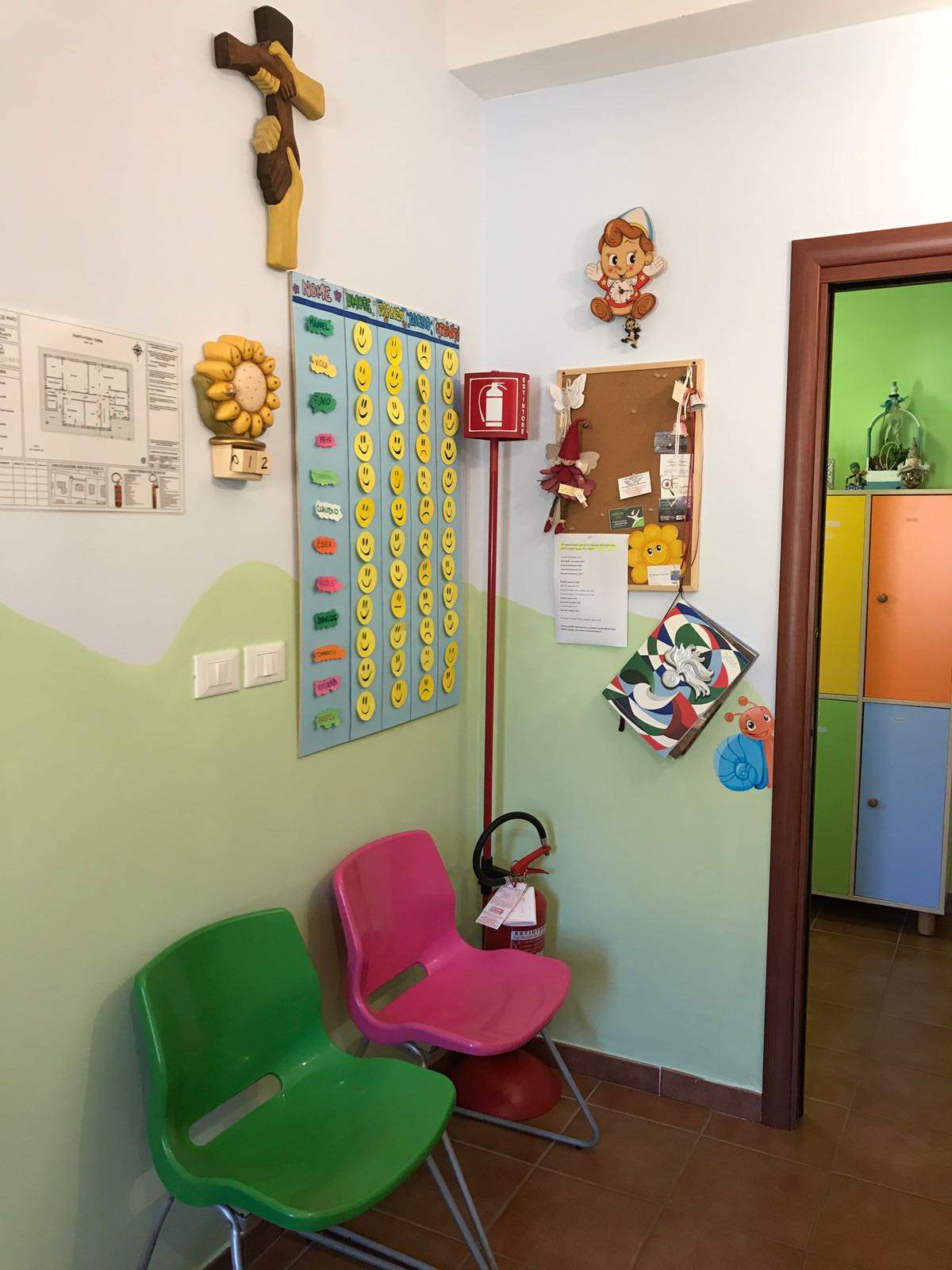 Aula colorata con angolo lettura