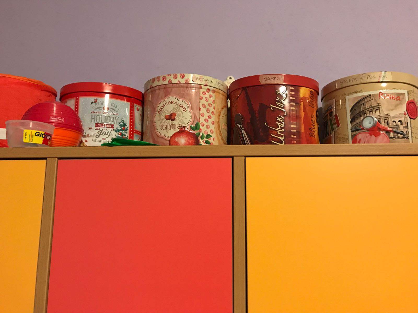 Contenitori colorati per i materiali creativi