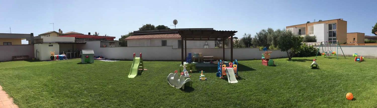 Il grande prato del giardino esterno