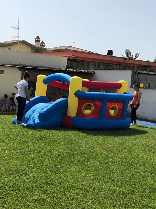 Gonfiabile allestito in giardino per la festa